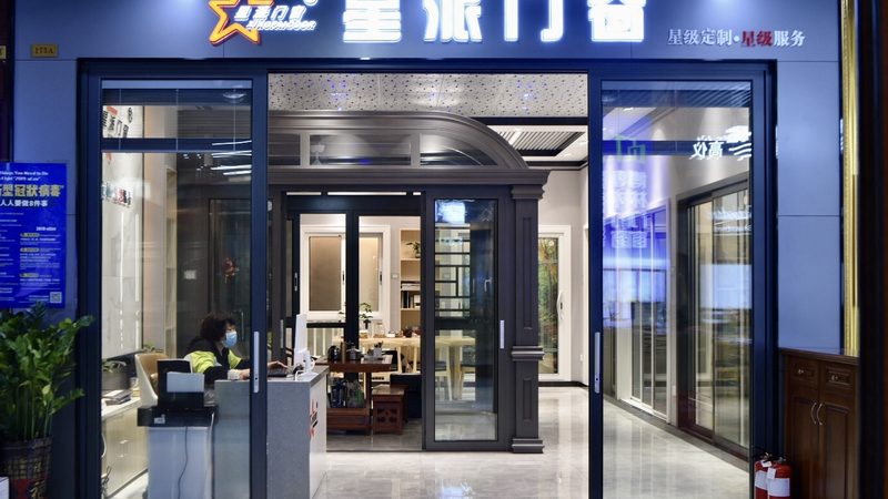 色彩搭配是营造氛围感的关键。在色彩选择上，应遵循以下原则：